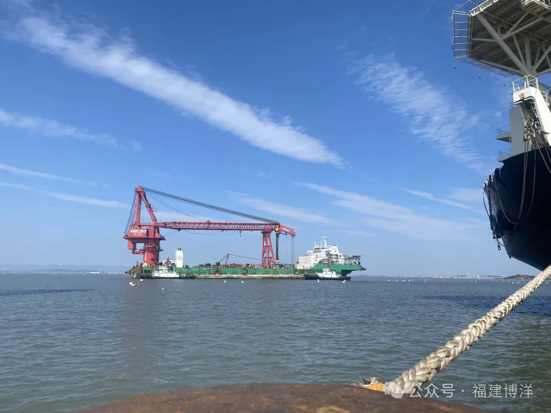 “能建广火002”起重船顺利入坞